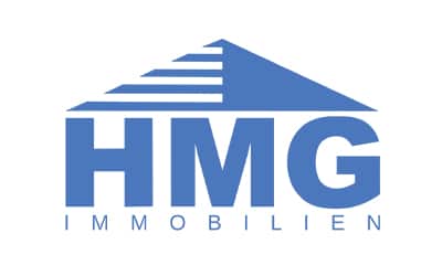 Blaues Logo mit großen Buchstaben „HMG“ unter einer dreieckigen Dachform und dem Wort „IMMOBILIEN“ in kleineren Buchstaben darunter.