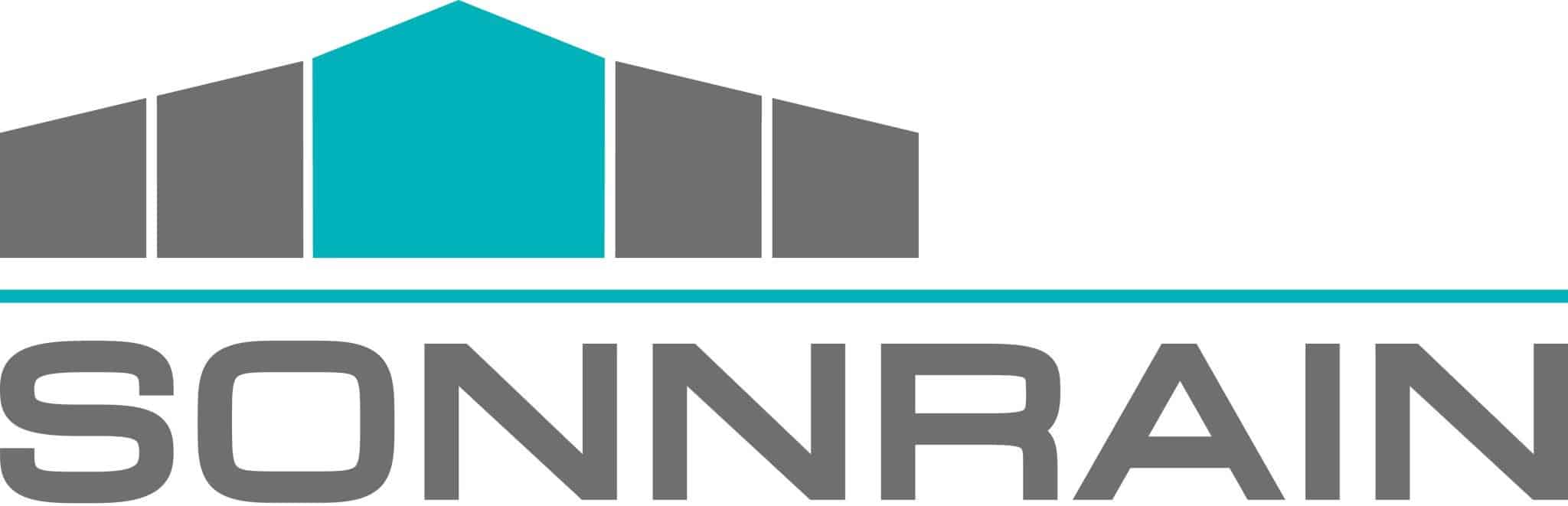 Logo mit dem Wort „SONNRAIN“ in grauen Großbuchstaben unter einer stilisierten Gebäudeform in Grau und Blaugrü