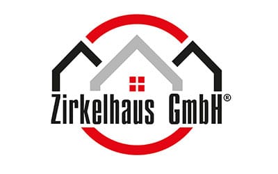 Logo der Zirkelhaus GmbH mit einem stilisierten Haus mit zwei Dachspitzen, einem roten Fenster und einem teilweise roten Kreis, darunter der Firmenname.