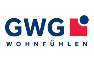 GWG-Logo mit fetten blauen Buchstaben und einem roten geometrischen Design, darunter das Wort „WOHNFÜHLEN“ in blauen Großbuchstaben.