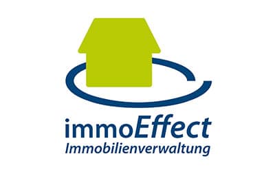 Logo mit einem grünen Haussymbol über einer blauen Kreislinie und dem Text „immoEffect Immobilienverwaltung“ darunter.