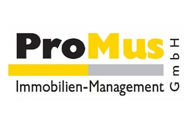 Logo für die ProMus Immobilien-Management GmbH mit fettem schwarz-gelbem Text und einem horizontalen gelb-grauen Balken unter dem Firmennamen.