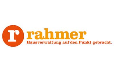 Logo mit einem orangefarbenen Kreis, der ein weißes kleines „r“ neben dem Wort „rahmer“ und dem deutschen Text „Hausverwaltung auf den Punkt gebracht“ enthält.,in Orange.