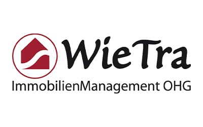 Das Logo der WieTra ImmobilienManagement OHG zeigt ein rotes Haussymbol mit einer geschwungenen Linie und den Firmennamen in stilisierter schwarzer Schrift auf weißem Hintergrund.